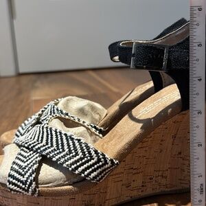 Tom’s wedge Size 6.5